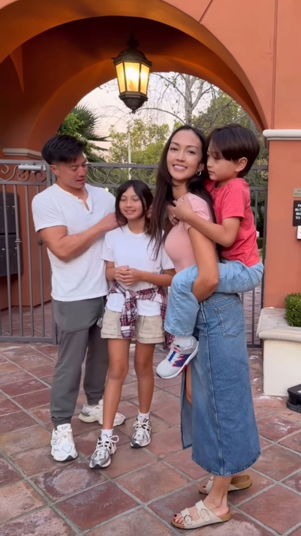 Jessica C罕晒一家四口全家福！37歲索爆近照曝光 愛女暴風成長神複製媽媽