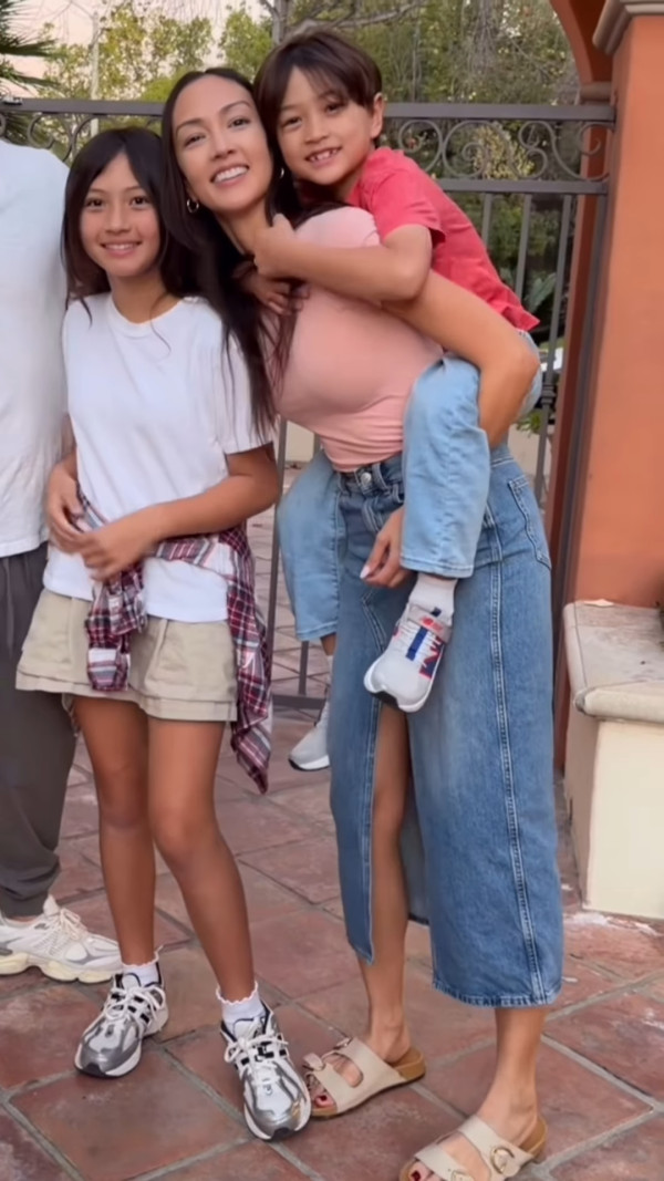 Jessica C罕晒一家四口全家福！37歲索爆近照曝光 愛女暴風成長神複製媽媽