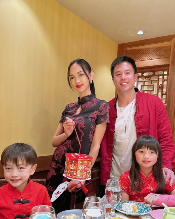 Jessica C罕晒一家四口全家福！37歲索爆近照曝光 愛女暴風成長神複製媽媽