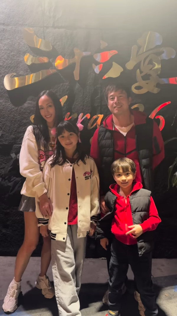 Jessica C罕晒一家四口全家福！37歲索爆近照曝光 愛女暴風成長神複製媽媽