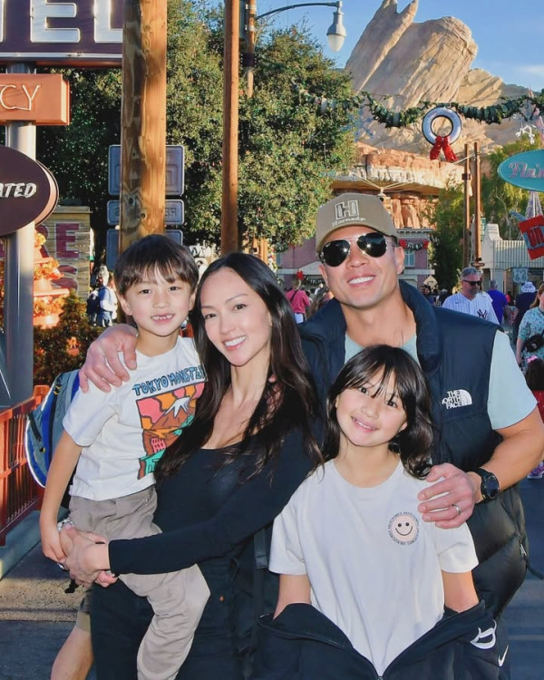 Jessica C罕晒一家四口全家福！37歲索爆近照曝光 愛女暴風成長神複製媽媽