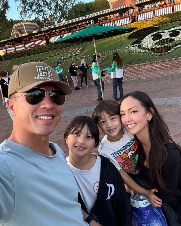 Jessica C罕晒一家四口全家福！37歲索爆近照曝光 愛女暴風成長神複製媽媽