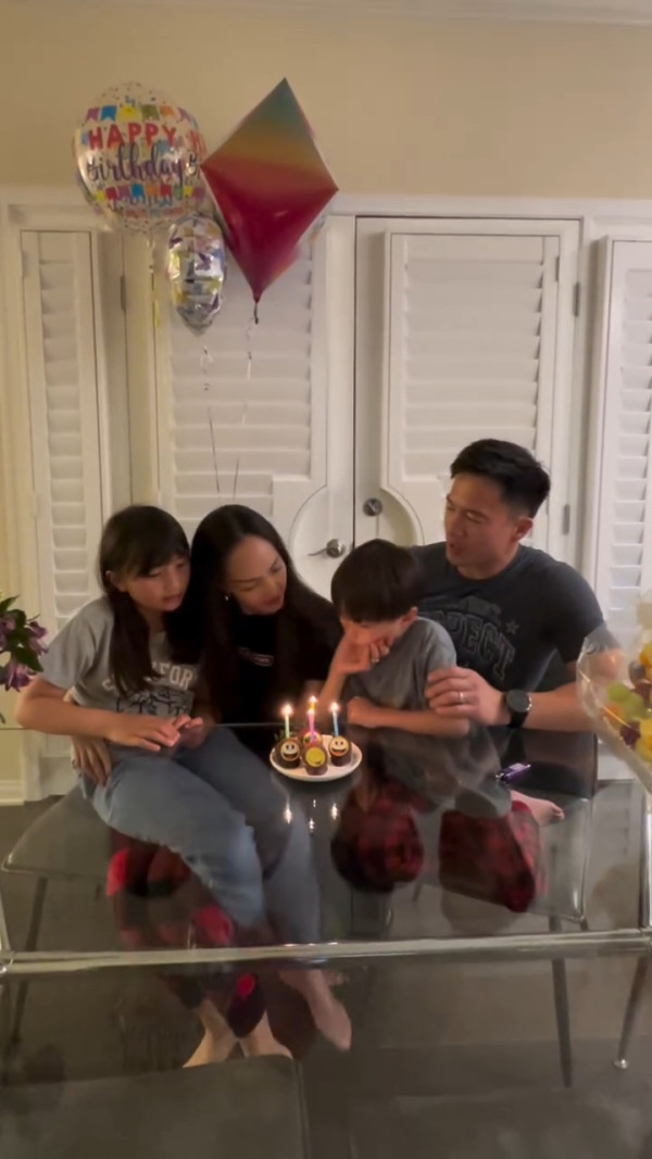 Jessica C罕晒一家四口全家福！37歲索爆近照曝光 愛女暴風成長神複製媽媽