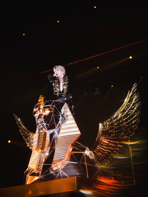 Anson Lo演唱會|30萬戰衣重磅登場盡顯王者奢華 「夜店風」粉紅流蘇衫衝擊眼球