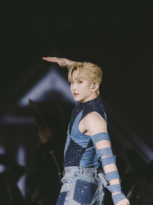 Anson Lo演唱會|30萬戰衣重磅登場盡顯王者奢華 「夜店風」粉紅流蘇衫衝擊眼球