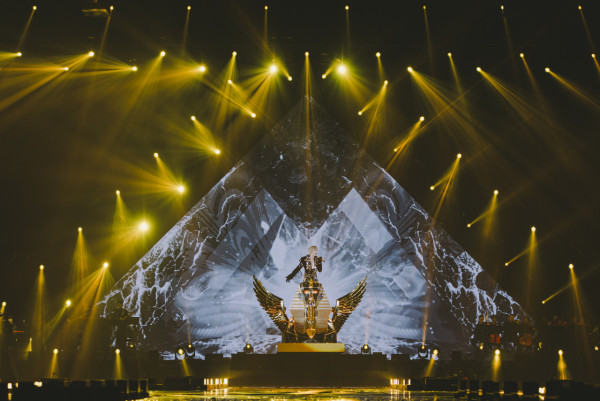 Anson Lo演唱會|30萬戰衣重磅登場盡顯王者奢華 「夜店風」粉紅流蘇衫衝擊眼球