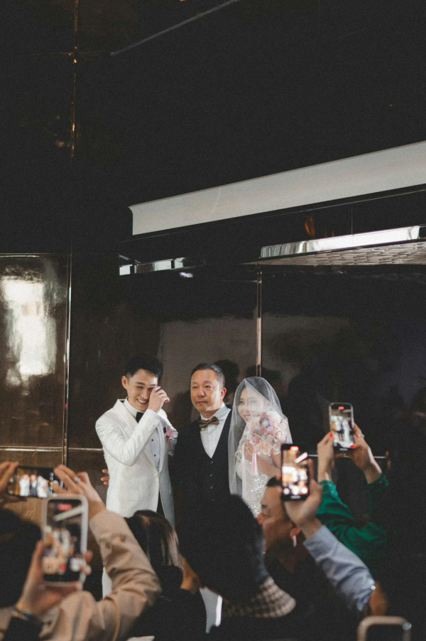 30歲TVB男藝人娶富家女豪搞婚禮著馬褂 五星級酒店筵開23席！晒巨型流星錘龍鳳鈪