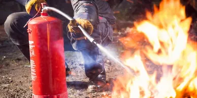 救火變放火?滅火筒用錯隨時變「助燃」消防處警告:呢一款切勿噴電器