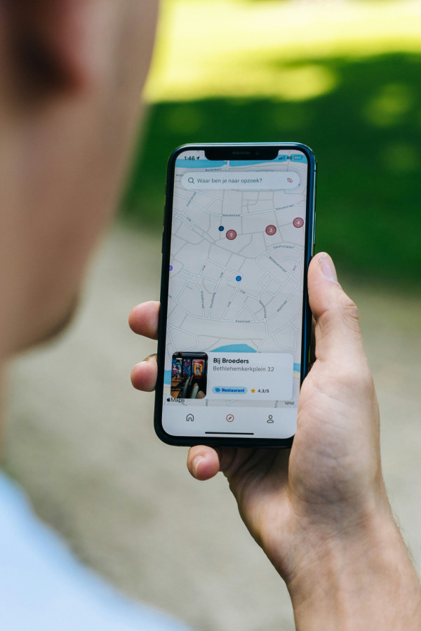 Apple Maps神秘背包現身香港!作業員揹18kg行街人工幾多?網傳時薪曝光:唔係人人做得嚟