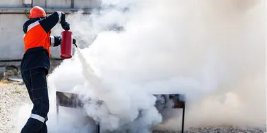 救火變放火?滅火筒用錯隨時變「助燃」消防處警告:呢一款切勿噴電器