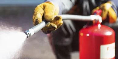 救火變放火?滅火筒用錯隨時變「助燃」消防處警告:呢一款切勿噴電器