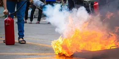 救火變放火?滅火筒用錯隨時變「助燃」消防處警告:呢一款切勿噴電器