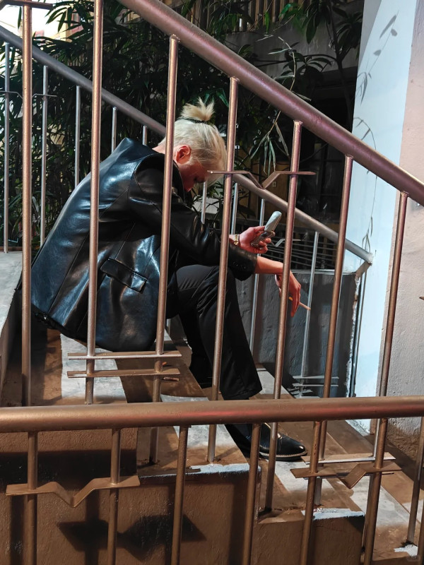 TVB視帝頹爆扯煙明顯消瘦心事重重 屢傳婚變與太太分隔兩地神情鬱悶