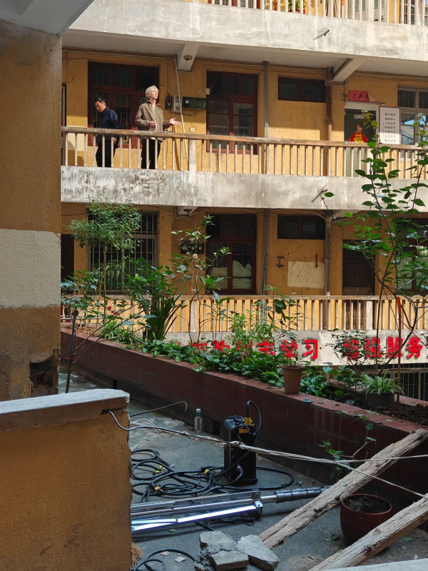 TVB視帝頹爆扯煙明顯消瘦心事重重 屢傳婚變與太太分隔兩地神情鬱悶