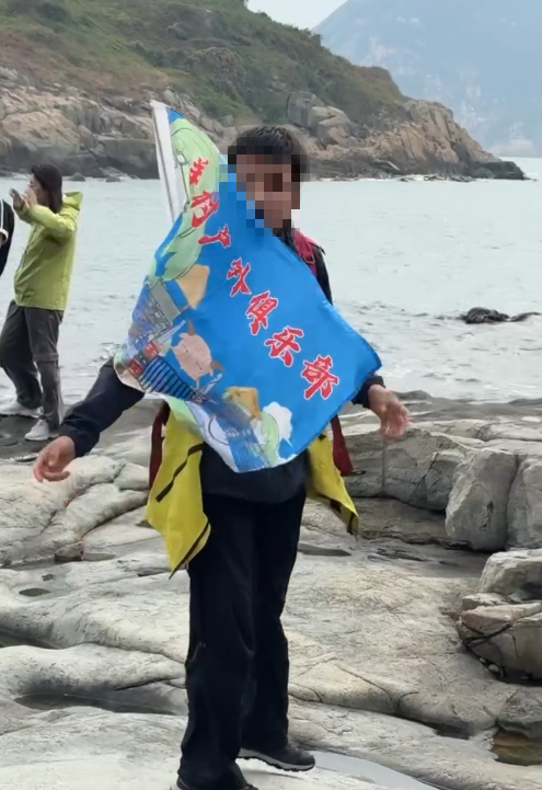 鶴咀變戰場！港女勸阻內地團扔垃圾 竟遭圍攻狂轟「歧視」：你以為香港人高人一等？