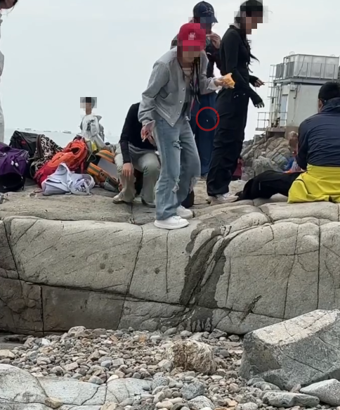 鶴咀變戰場！港女勸阻內地團扔垃圾 竟遭圍攻狂轟「歧視」：你以為香港人高人一等？