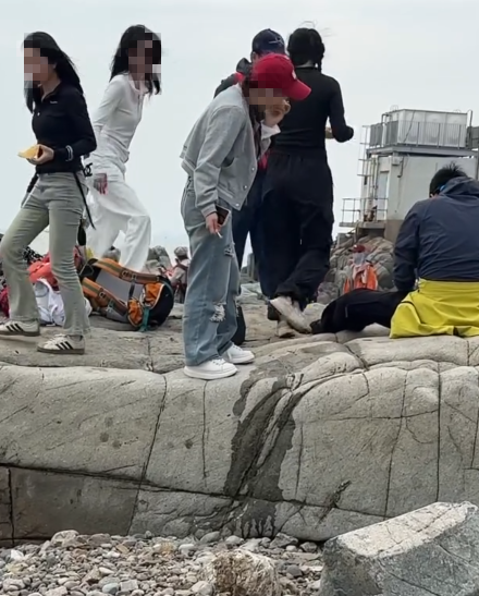 鶴咀變戰場！港女勸阻內地團扔垃圾 竟遭圍攻狂轟「歧視」：你以為香港人高人一等？