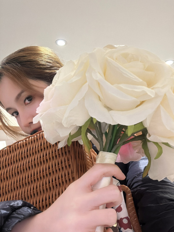 MIRROR成員驚現結婚姊妹團床上睡袍合影 與TVB上位小花關係引熱討：估唔到！