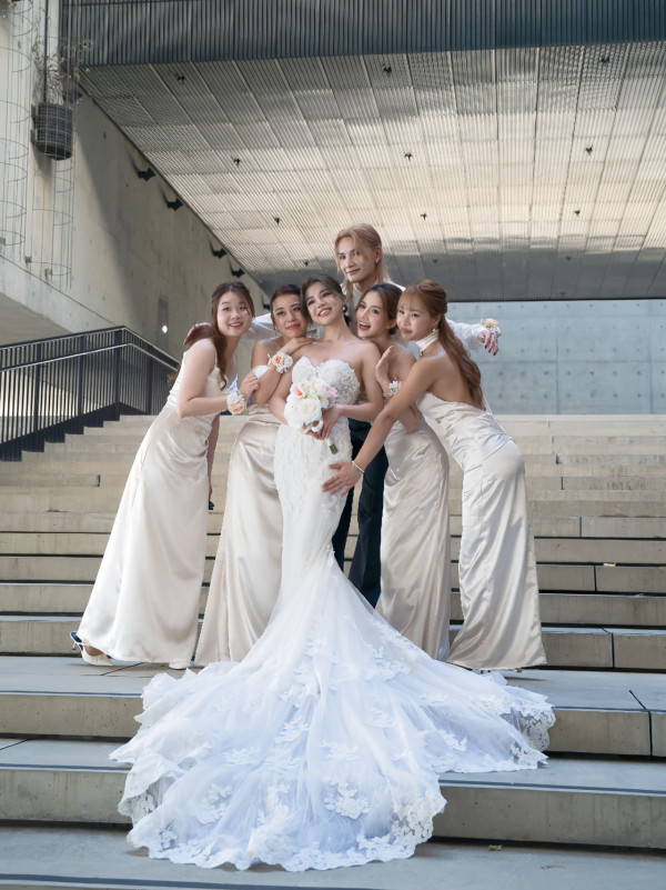 MIRROR成員驚現結婚姊妹團床上睡袍合影 與TVB上位小花關係引熱討:估唔到!