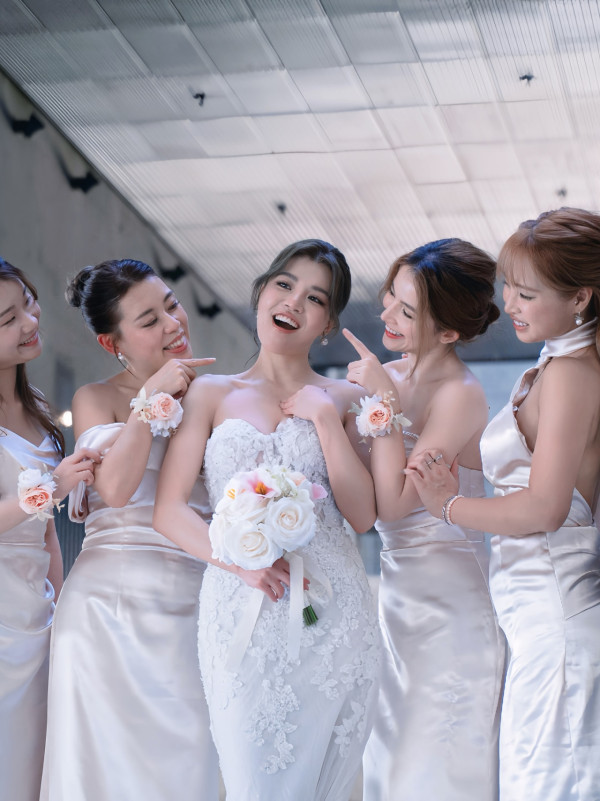 MIRROR成員驚現結婚姊妹團床上睡袍合影 與TVB上位小花關係引熱討:估唔到!