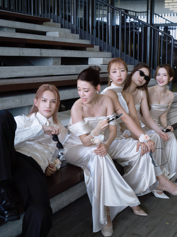 MIRROR成員驚現結婚姊妹團床上睡袍合影 與TVB上位小花關係引熱討:估唔到!