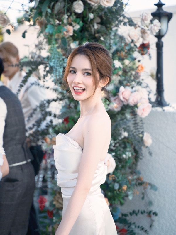 MIRROR成員驚現結婚姊妹團床上睡袍合影 與TVB上位小花關係引熱討：估唔到！