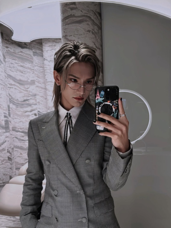 MIRROR成員驚現結婚姊妹團床上睡袍合影 與TVB上位小花關係引熱討：估唔到！