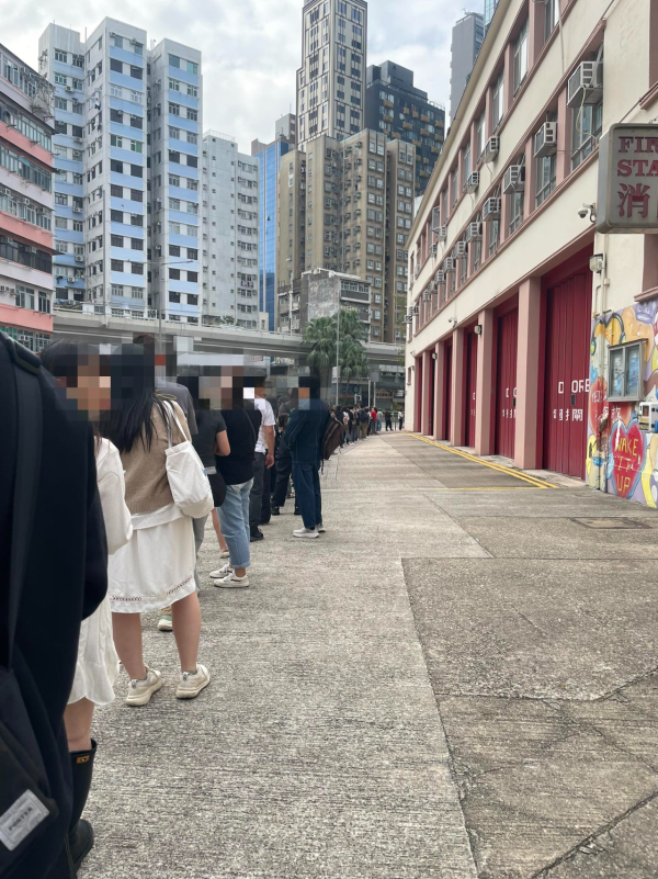 旺角消防局現神秘人龍?大批年輕人「打蛇餅」網民笑爆揭1個真相:排緊乜呀