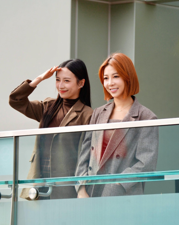 前TVB主播與視后閨蜜現身馬場拉頭馬 嫁會計師馬主升呢闊太獲激讚凍齡依舊