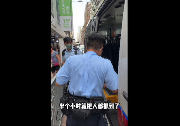 【有片】的士司機單手揸軚飄移 港男震驚司機竟專心傾股票 眼利網民列3大恐怖風險