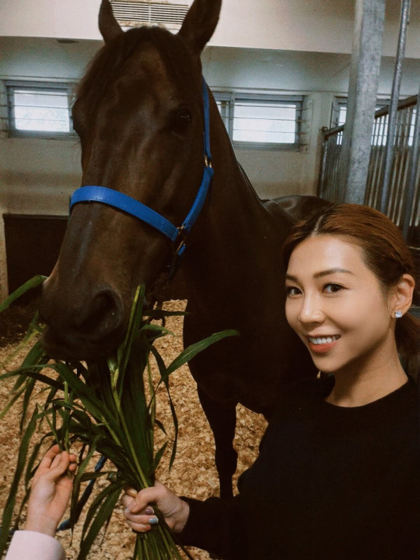 前TVB主播與視后閨蜜現身馬場拉頭馬 嫁會計師馬主升呢闊太獲激讚凍齡依舊