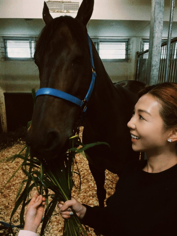 前TVB主播與視后閨蜜現身馬場拉頭馬 嫁會計師馬主升呢闊太獲激讚凍齡依舊