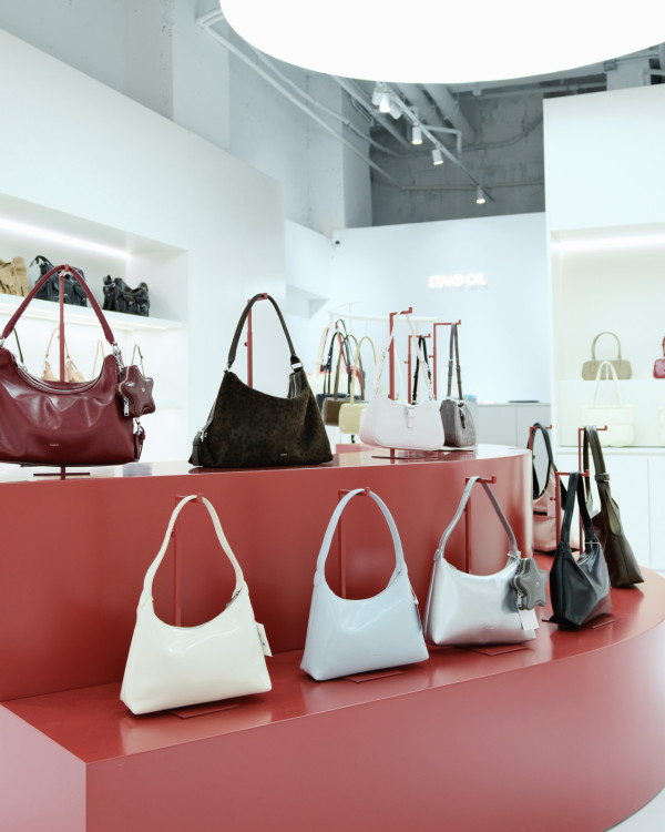 銅鑼灣變「港版聖水洞」？週末人龍逼爆波斯富街！GD愛牌/Stand Oil進駐 網民：唔使飛韓國