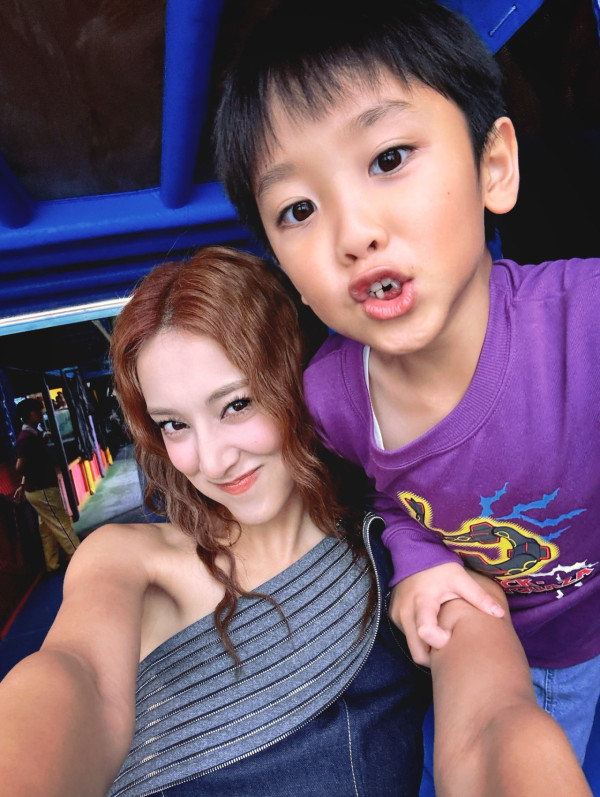 陳凱琳細仔近照五官似足混血兒掀熱議 眼仔碌碌超精緻完美遺傳媽媽基因