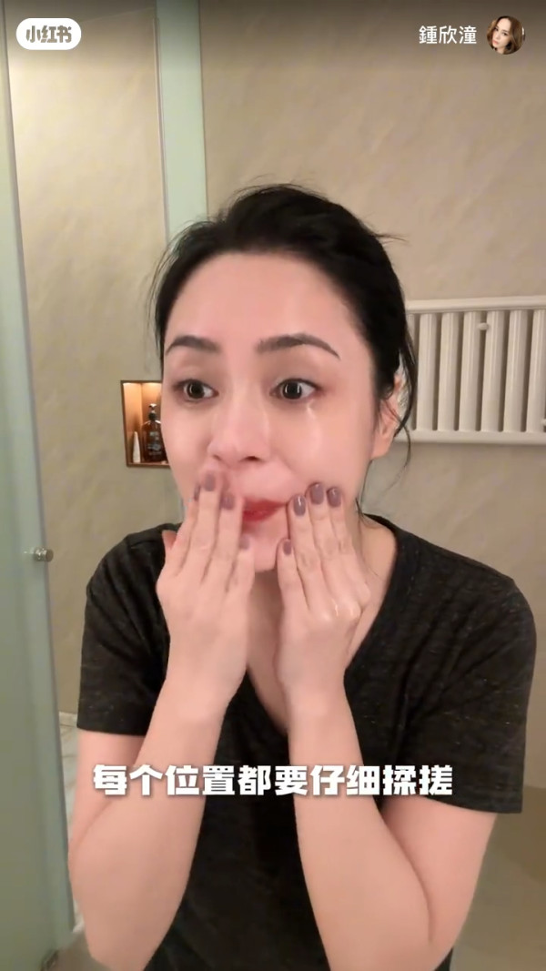 阿嬌鍾欣潼即場卸妝素顏樣驚為天人 網民驚訝「真係有人素顏靚過化妝」