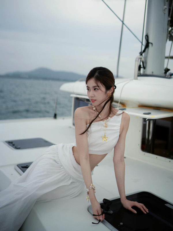 港姐季軍布吉度假晒性感泳衣照 過萬蚊名牌比堅尼不及超模身材吸睛