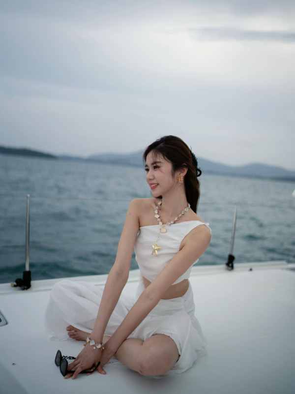 港姐季軍布吉度假晒性感泳衣照 過萬蚊名牌比堅尼不及超模身材吸睛