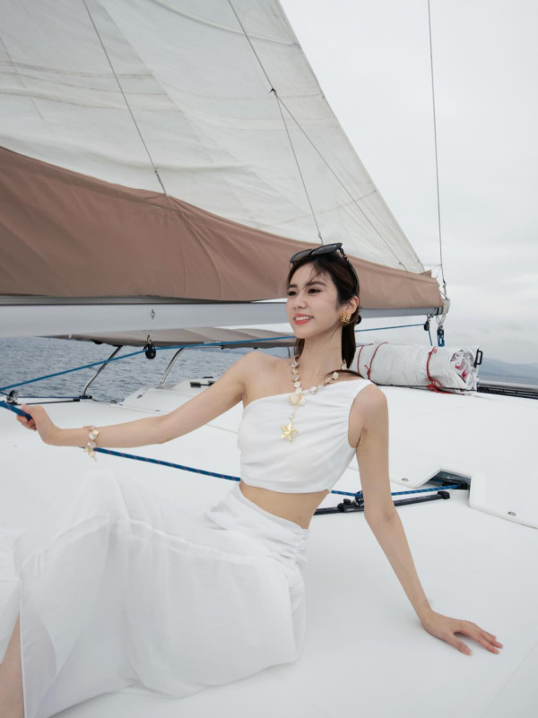 港姐季軍布吉度假晒性感泳衣照 過萬蚊名牌比堅尼不及超模身材吸睛