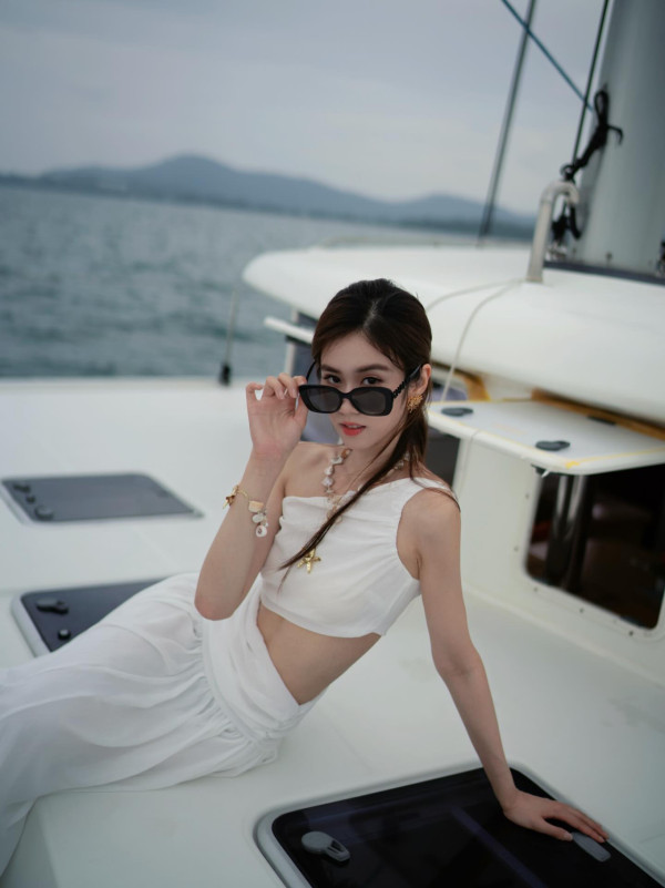 港姐季軍布吉度假晒性感泳衣照 過萬蚊名牌比堅尼不及超模身材吸睛