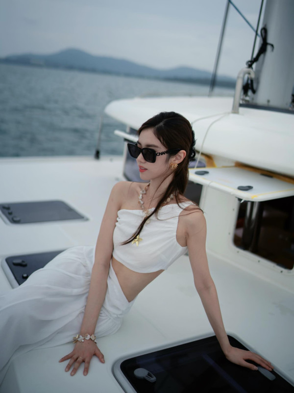 港姐季軍布吉度假晒性感泳衣照 過萬蚊名牌比堅尼不及超模身材吸睛