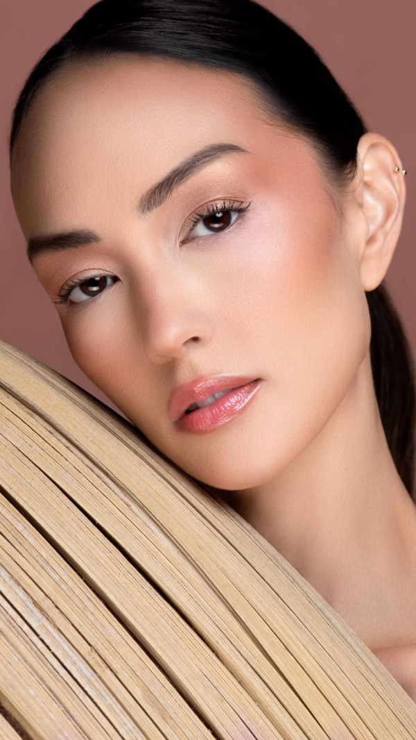 Jessica C.疑復出幕前半裸解放「警鐘胸」 樹葉遮掩上圍尺度超大震撼眼球