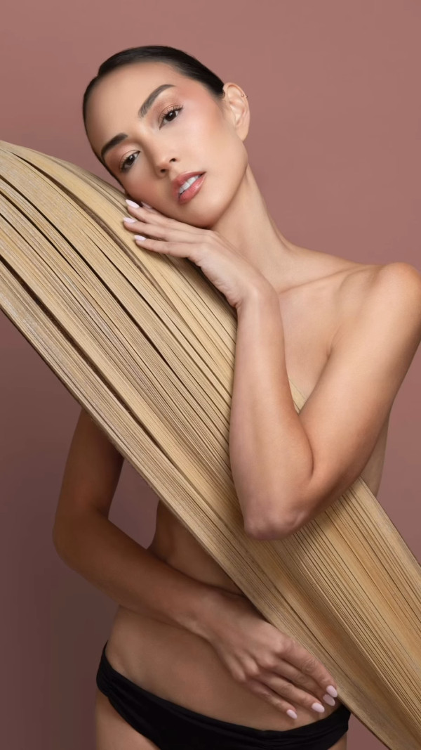 Jessica C.疑復出幕前性感解放「警鐘胸」 樹葉遮掩上圍尺度超大震撼眼球