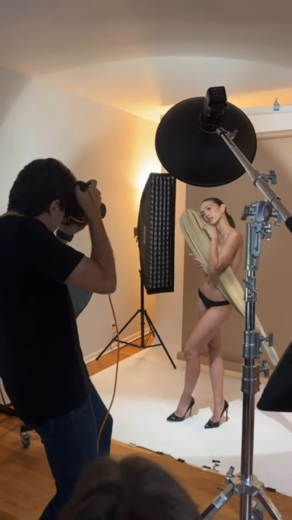 Jessica C.疑復出幕前性感解放「警鐘胸」 樹葉遮掩上圍尺度超大震撼眼球