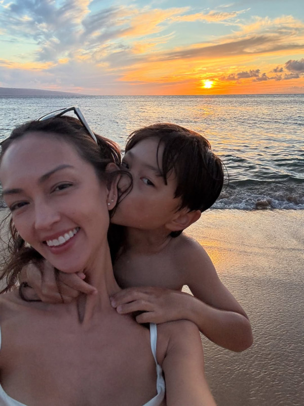 Jessica C.疑復出幕前性感解放「警鐘胸」 樹葉遮掩上圍尺度超大震撼眼球