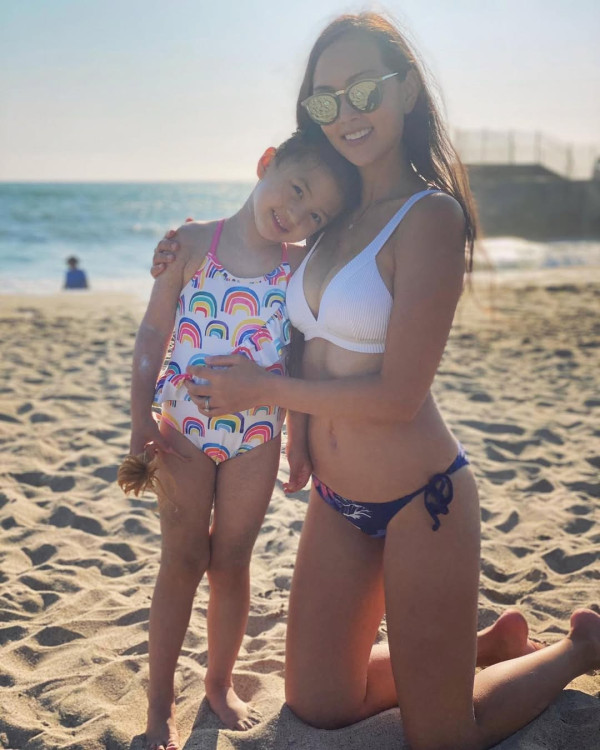 Jessica C.疑復出幕前性感解放「警鐘胸」 樹葉遮掩上圍尺度超大震撼眼球