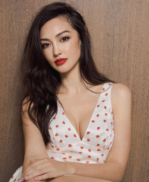 Jessica C.疑復出幕前性感解放「警鐘胸」 樹葉遮掩上圍尺度超大震撼眼球