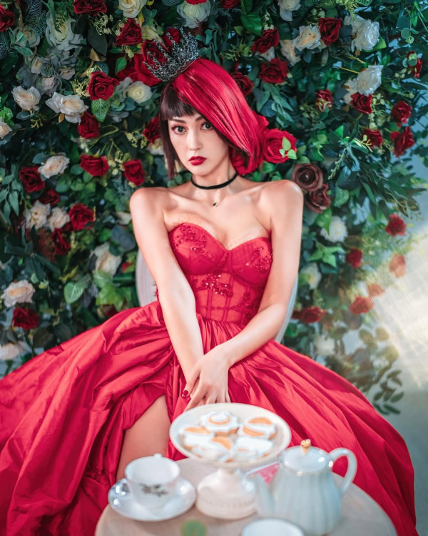 Jessica C.疑復出幕前性感解放「警鐘胸」 樹葉遮掩上圍尺度超大震撼眼球