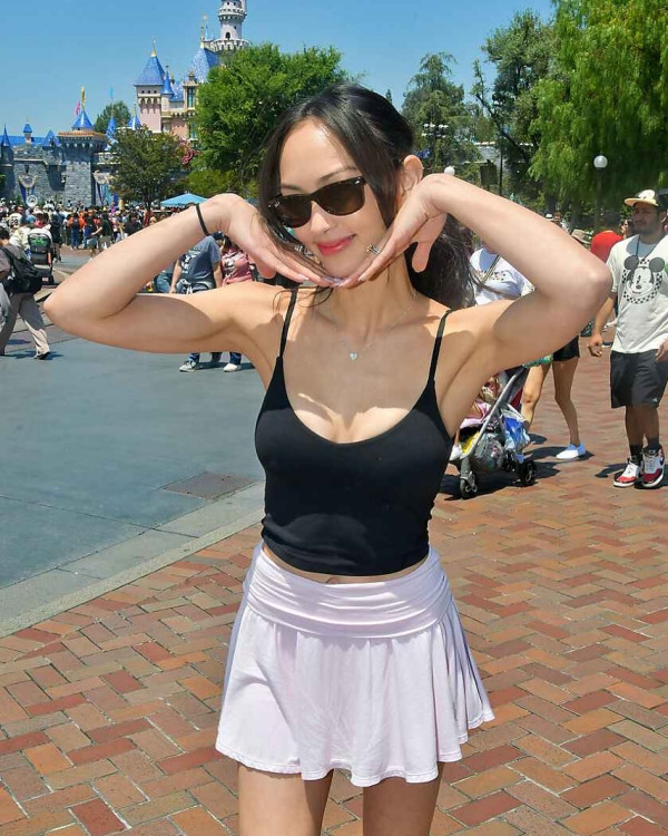 Jessica C.疑復出幕前半裸解放「警鐘胸」 樹葉遮掩上圍尺度超大震撼眼球