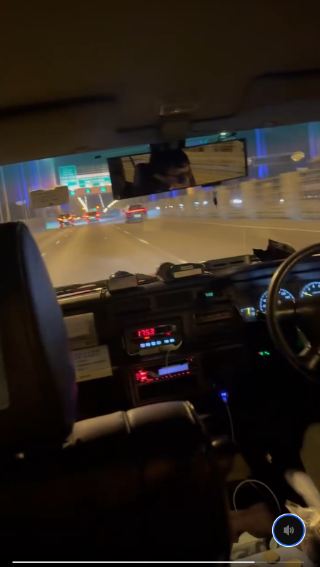 【有片】的士司機單手揸軚飄移 港男震驚司機竟專心傾股票 眼利網民列3大恐怖風險