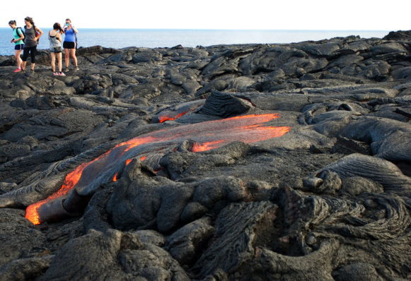 夏威夷火山石,傳說中冒犯火神會招致惡運(圖:The Wall Street Journal) 夏威夷火山石,傳說中冒犯火神會招致惡運(圖:The Wall Street Journal)